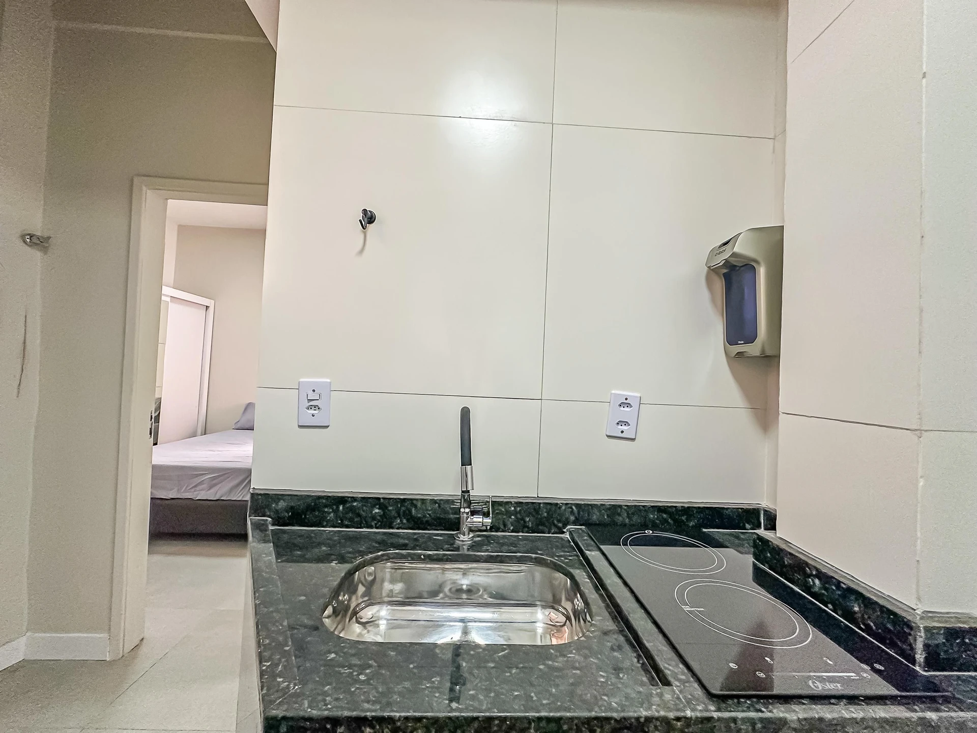 Furnished 1-bedroom apartment with no parking — photo 36