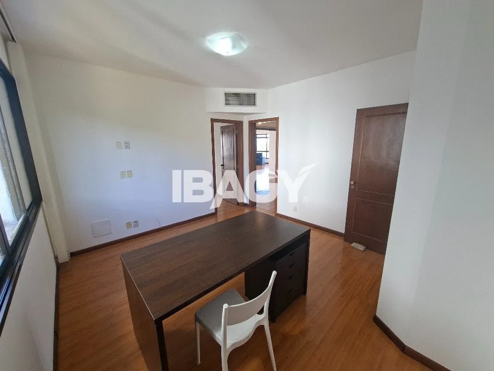 302 m² apartment with a water view and a bathtub — photo 20