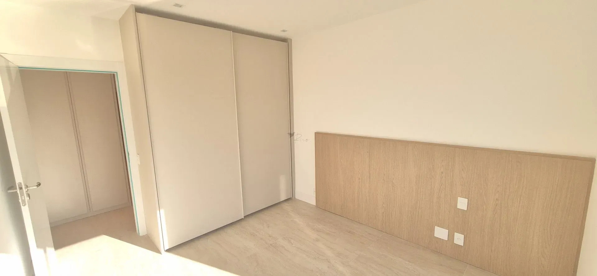 Unfurnished 4-bedroom apartment with closed kitchen — photo 42