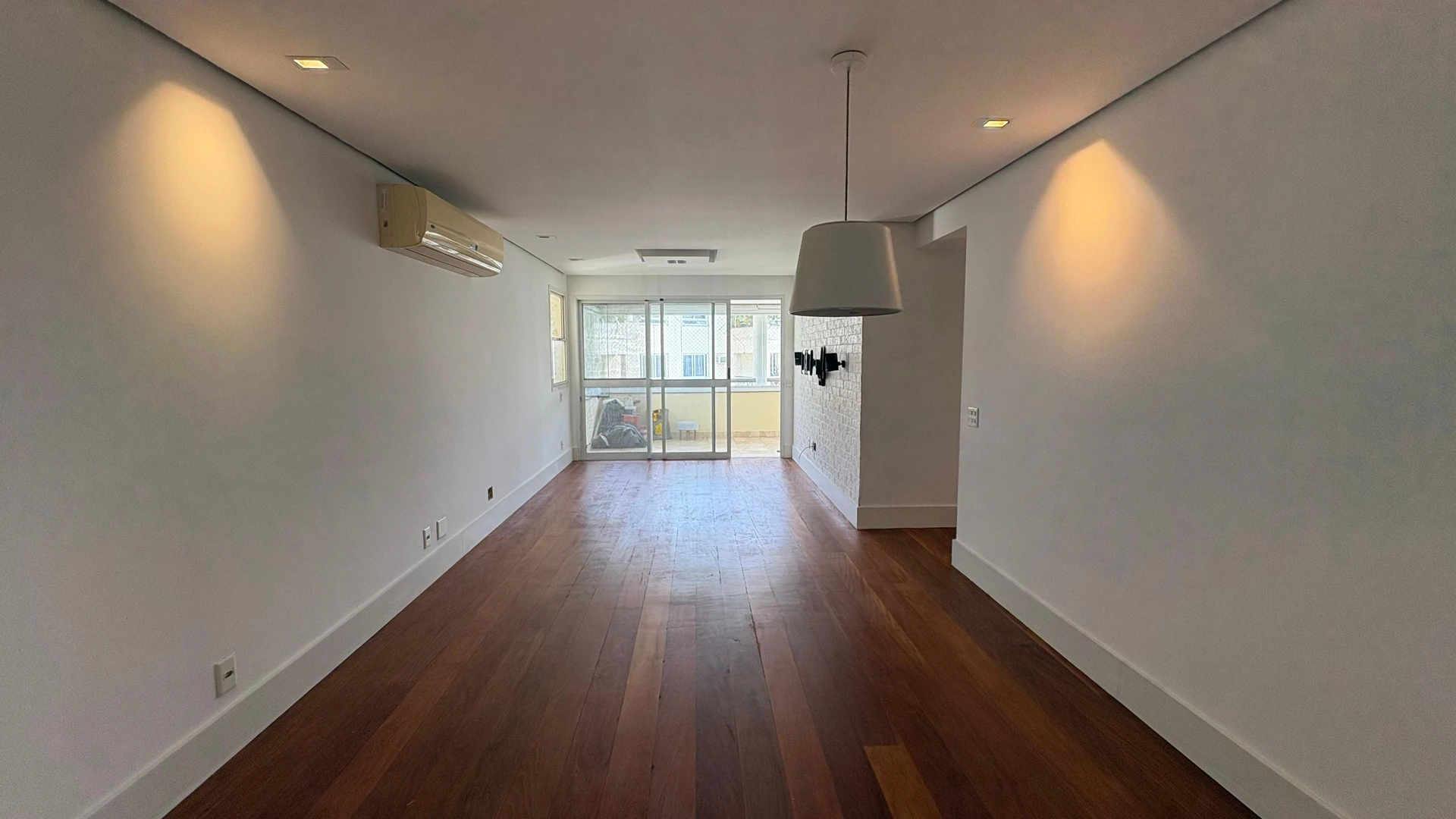 3-bedroom apartment with a glass-enclosed balcony — photo 17