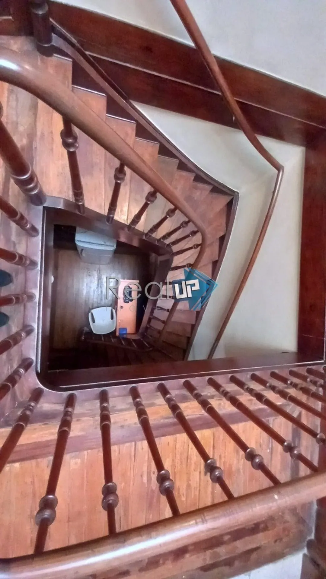 Colonial-style house with 3 bedrooms and a balcony — photo 26