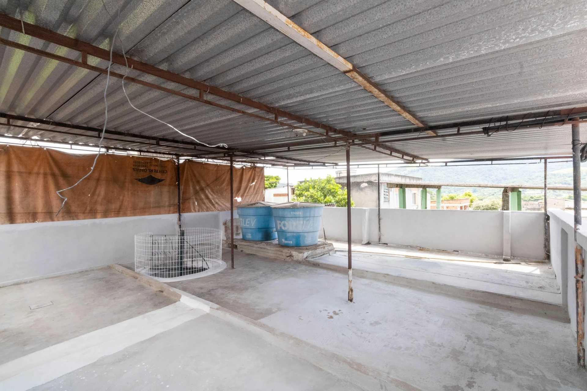 House with 3 bedrooms and a shared outdoor pool — photo 9
