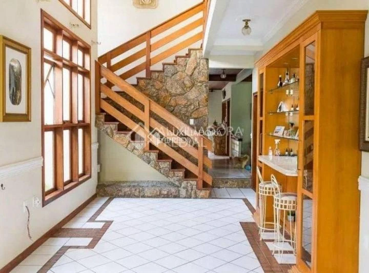 House with 5 bedrooms, 2 en-suite and 4 parking spots, 340 m² — photo 8