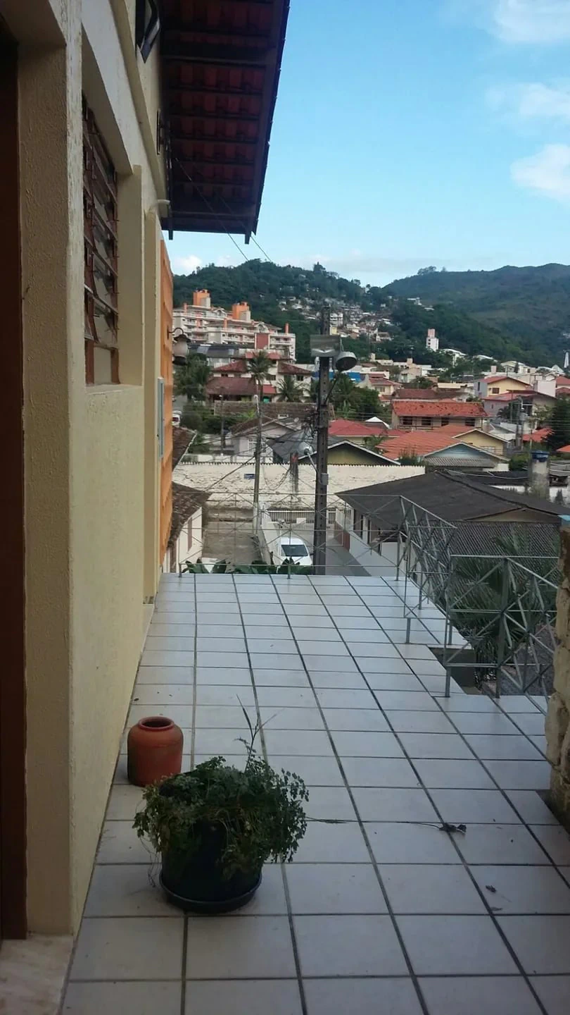 House with 3 bedrooms and a balcony counter with sink