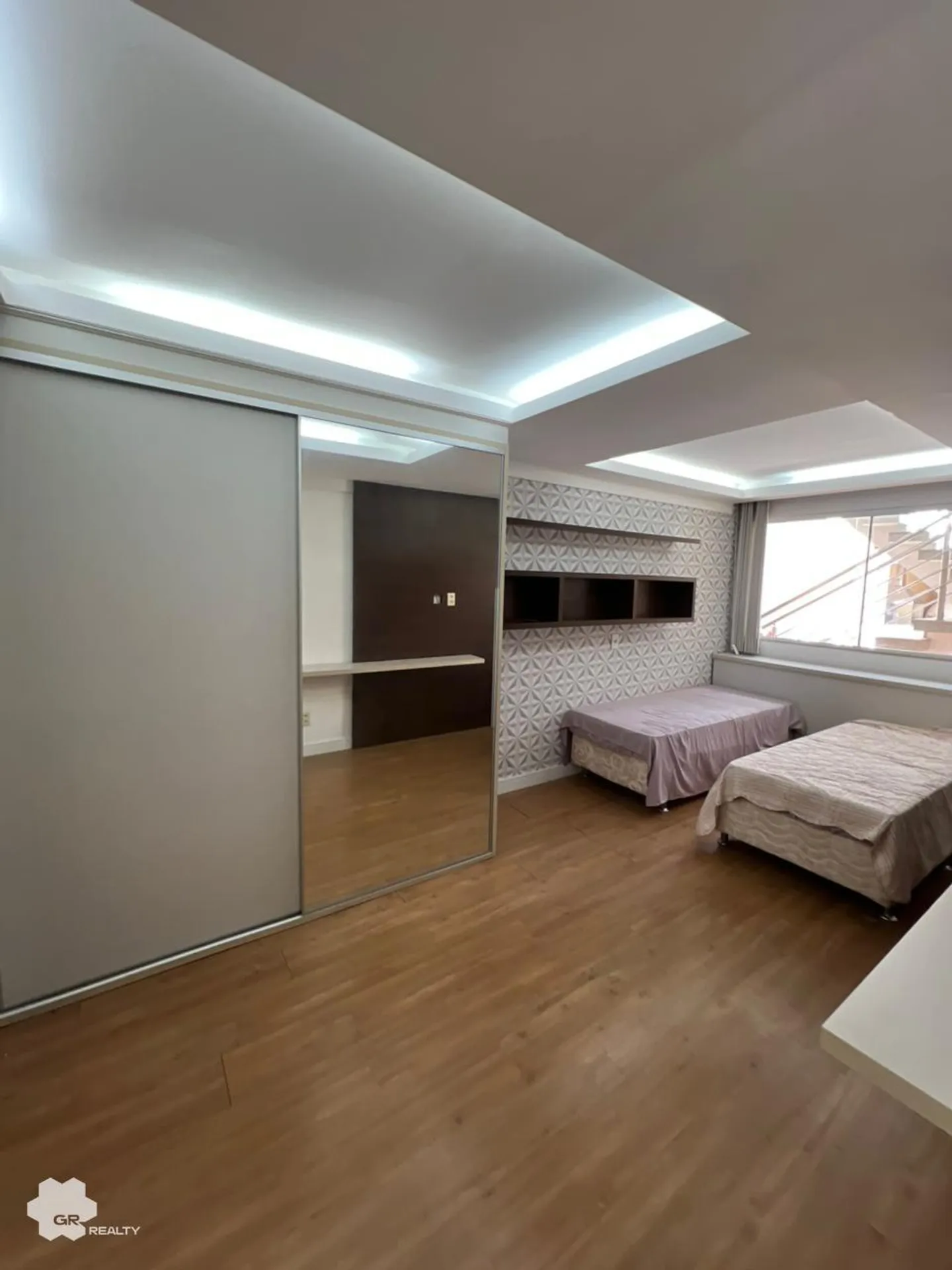 House with 6 en-suite bedrooms and 468 m² of space — photo 10