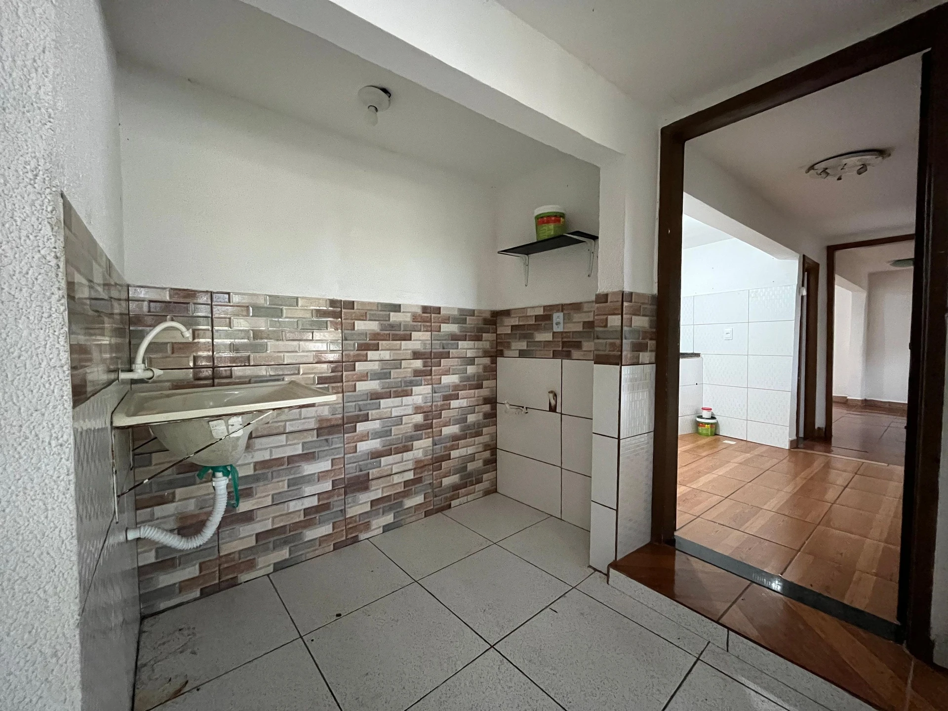 Casa de 1 quarto com cozinha compacta e área de serviço — photo 6
