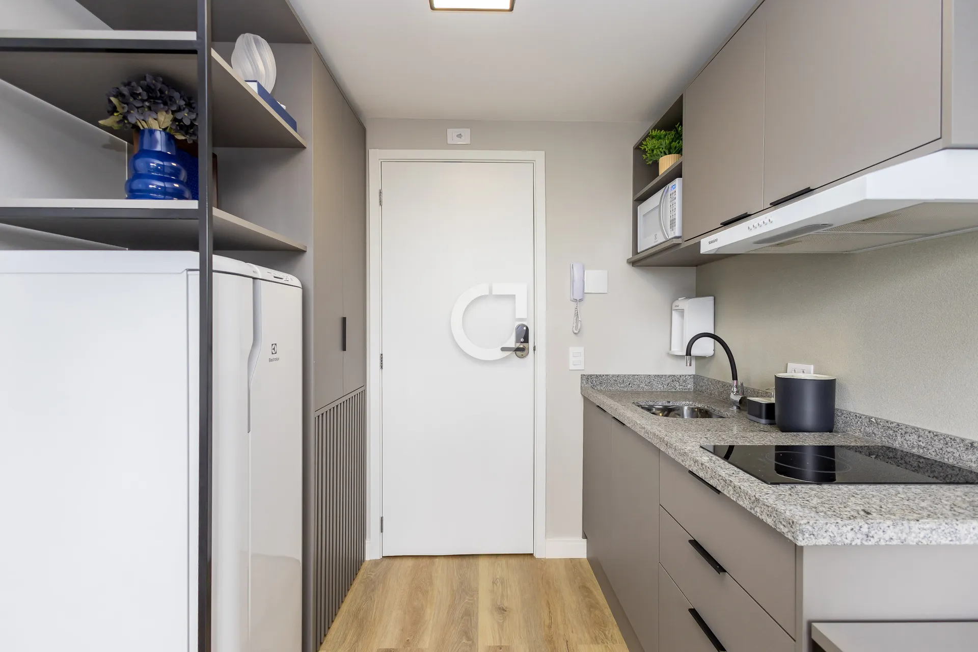 Furnished 1-bedroom apartment with a work area — photo 8