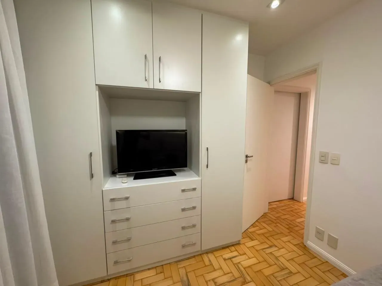 Furnished apartment, 74 m², with a glass-enclosed balcony — photo 6