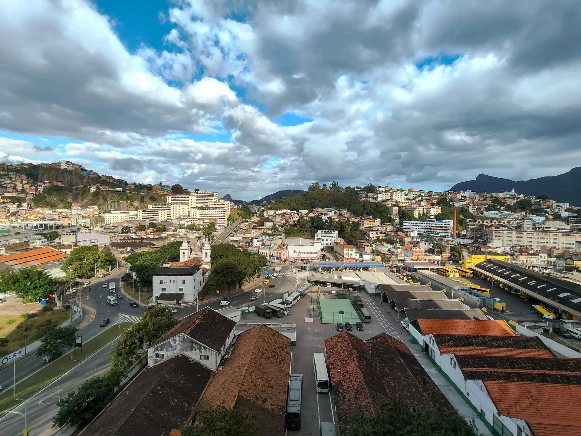Apartamento com 2 quartos e varanda de vidro fechada — photo 8