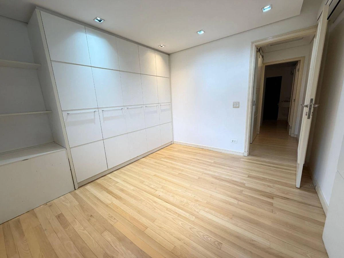 4-bedroom house with a bathtub — photo 15