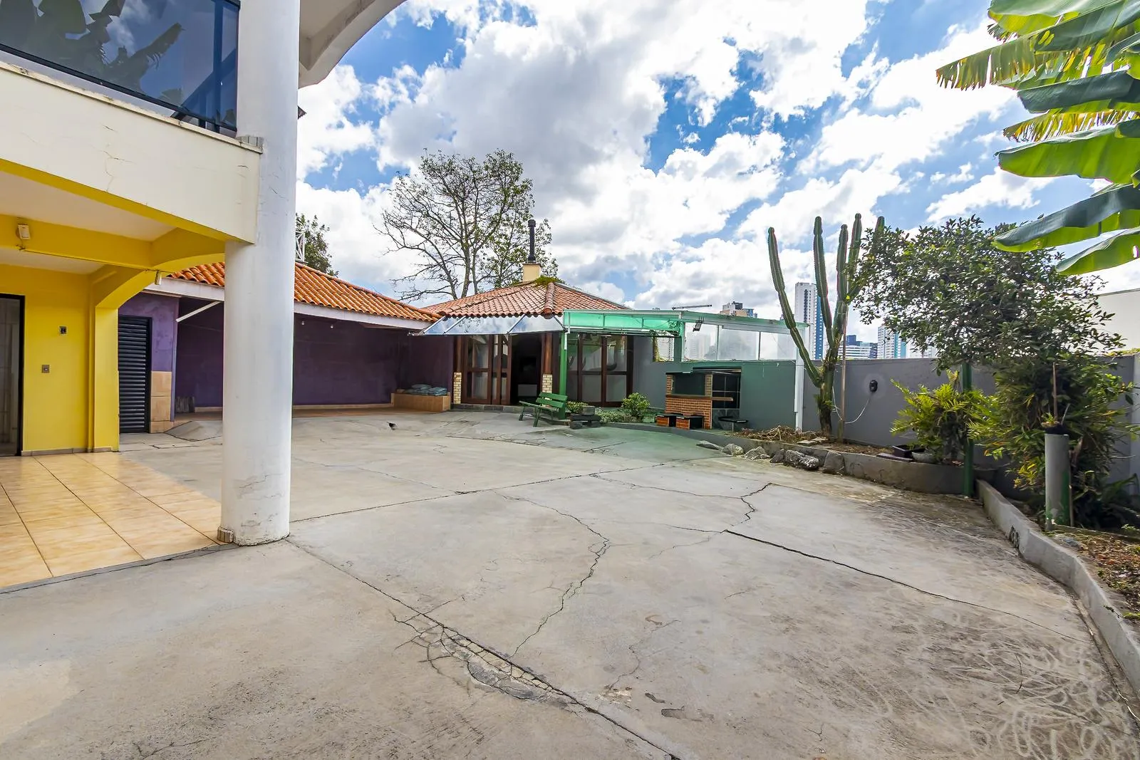3-bedroom house with a separate kitchen and gas stove — photo 37