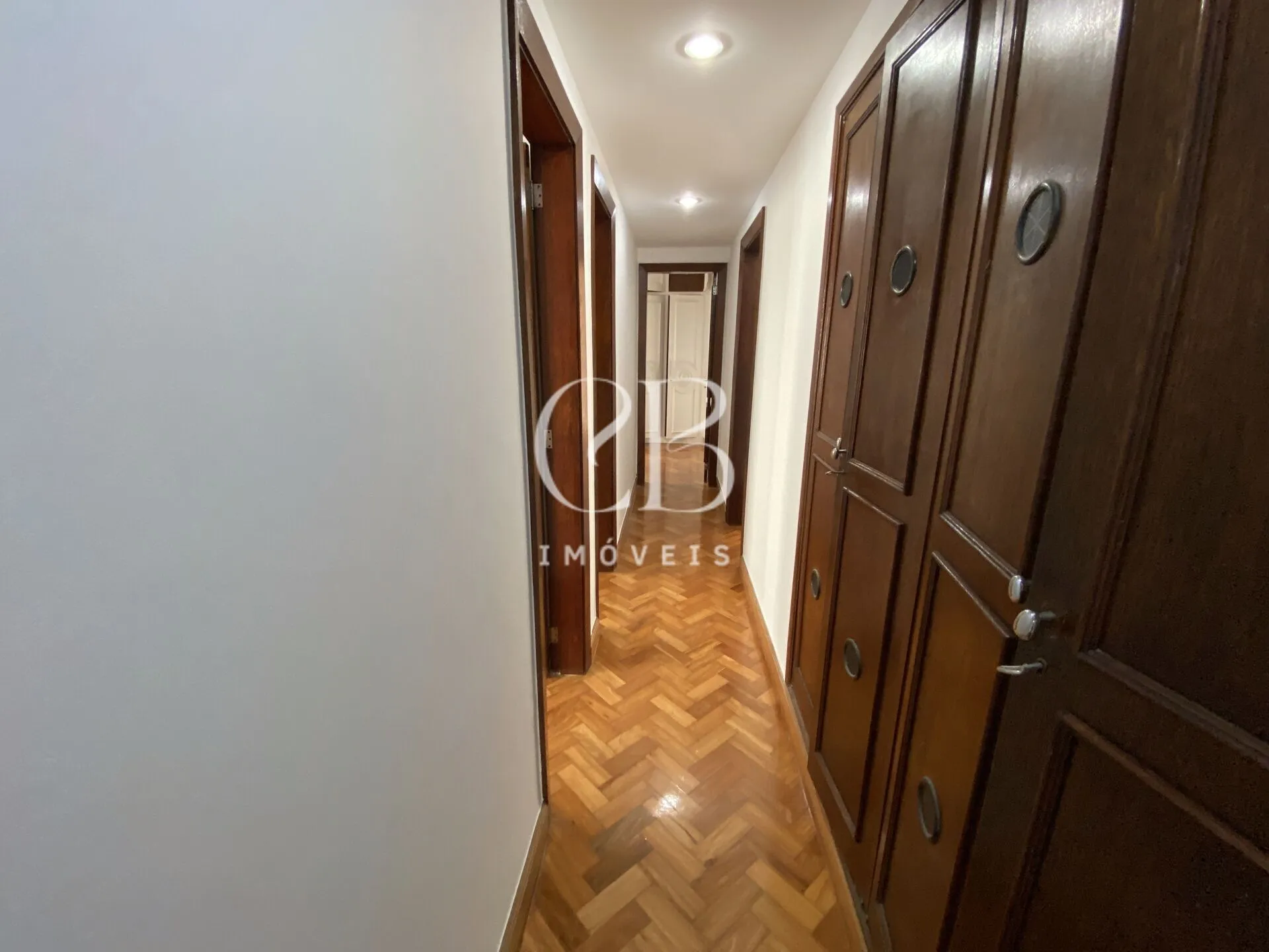 Apartment with 4 bedrooms and a glass-enclosed balcony — photo 42