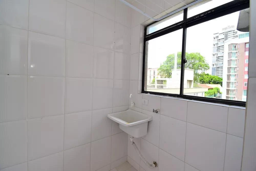 3-bedroom apartment with a bathtub in Curitiba — photo 8