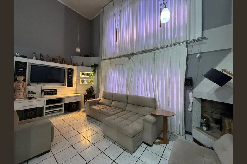 House with 5 bedrooms and pool with jacuzzi access