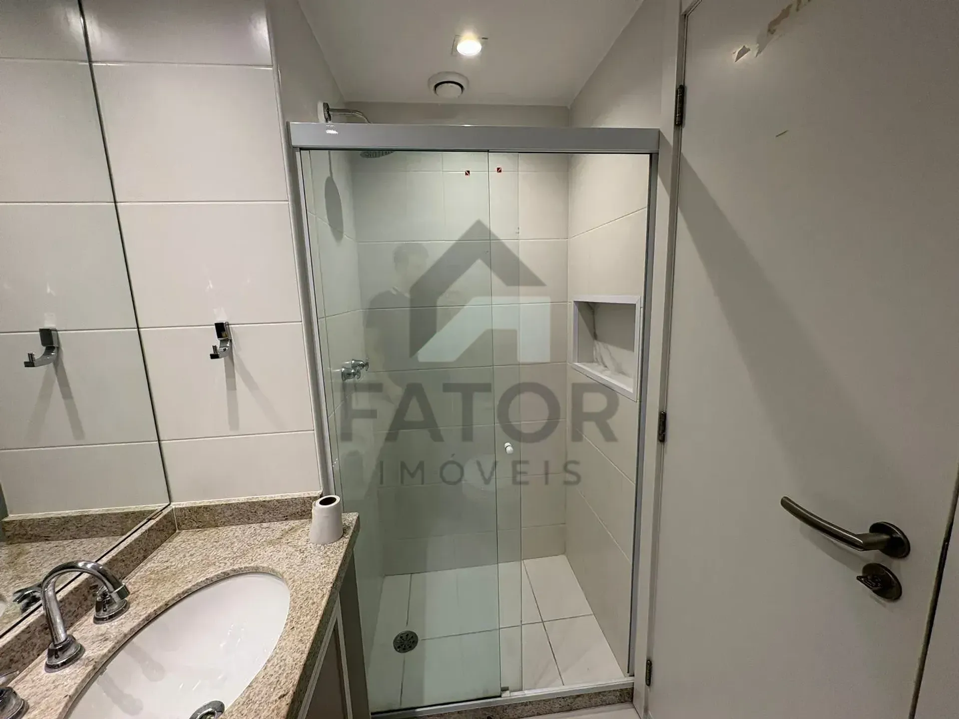 Apartamento com 3 quartos e varanda fechada de vidro — photo 26