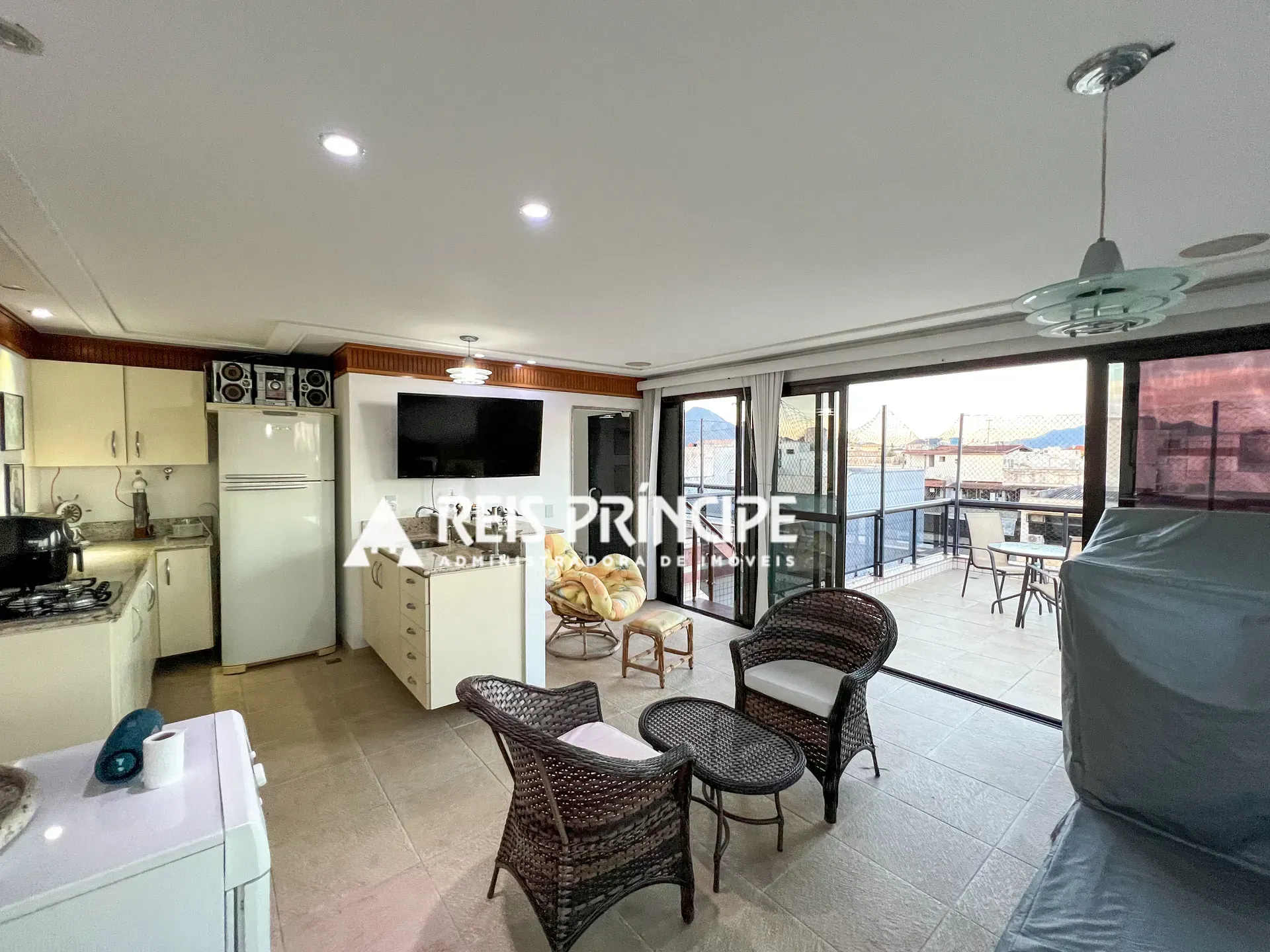 Furnished apartment with 5 bedrooms and a balcony — photo 25