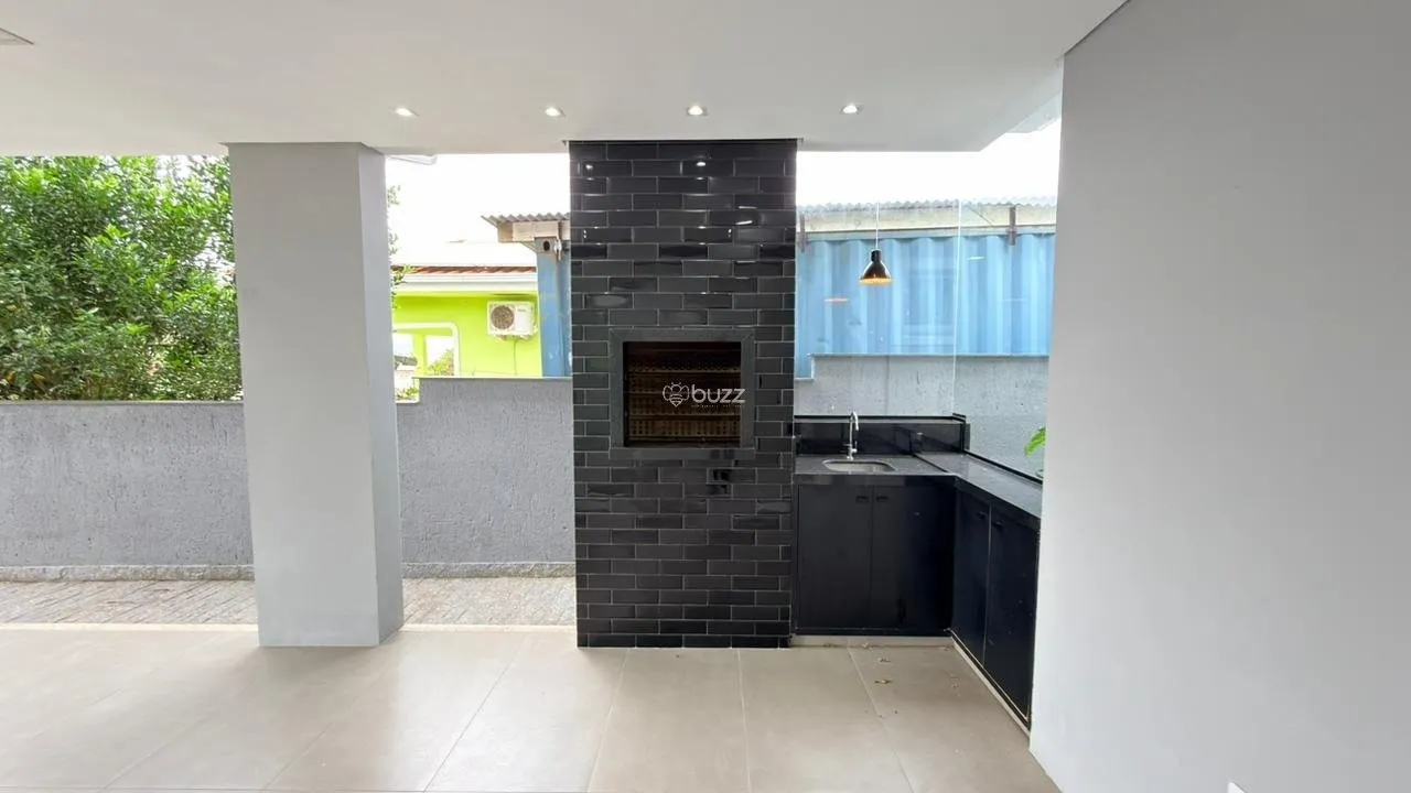 Balcony with a grill in a 2-bedroom house, 140 m² — photo 9