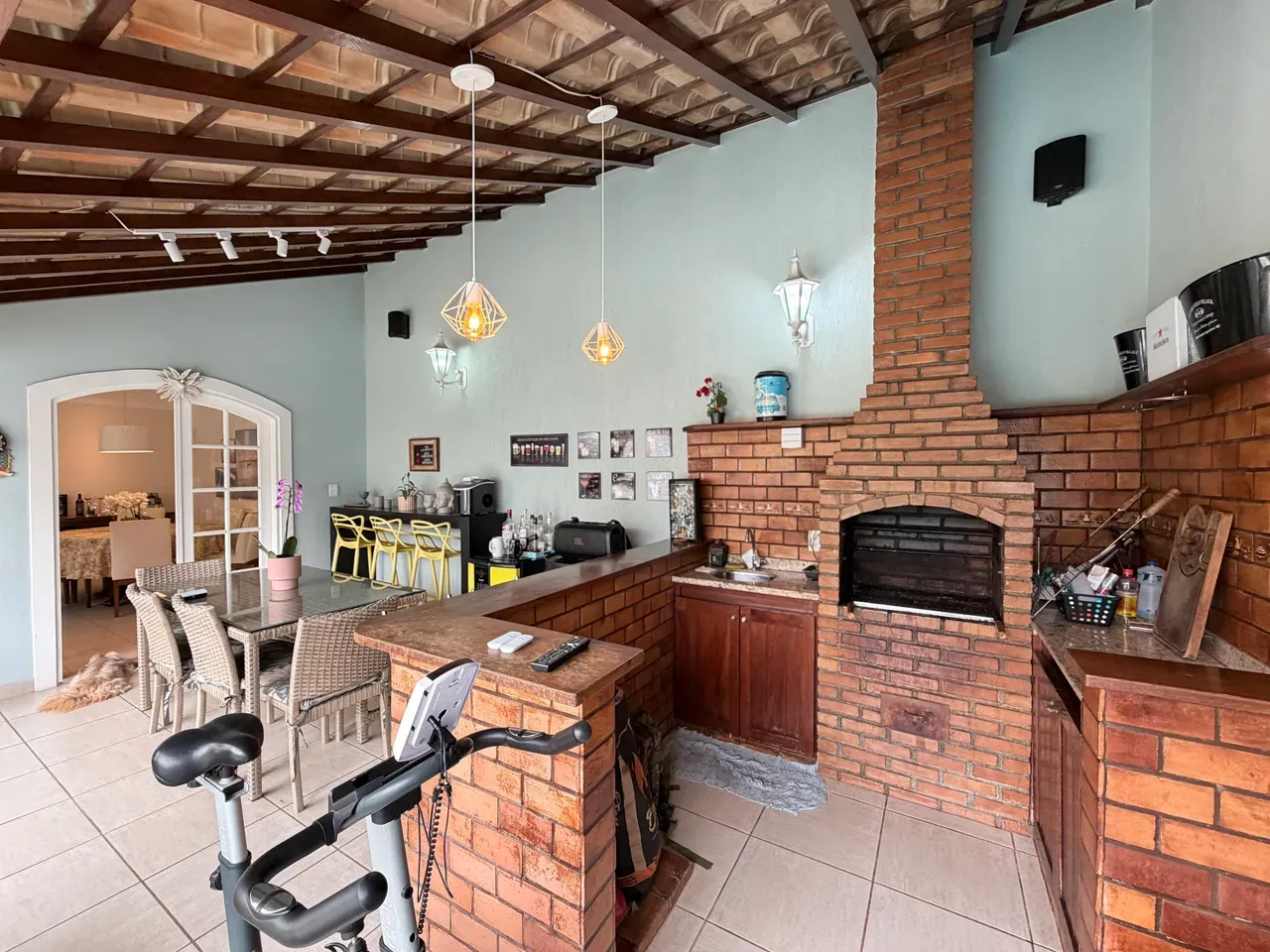 Balcony with a grill in a 3-bedroom house, 160 m² — photo 2