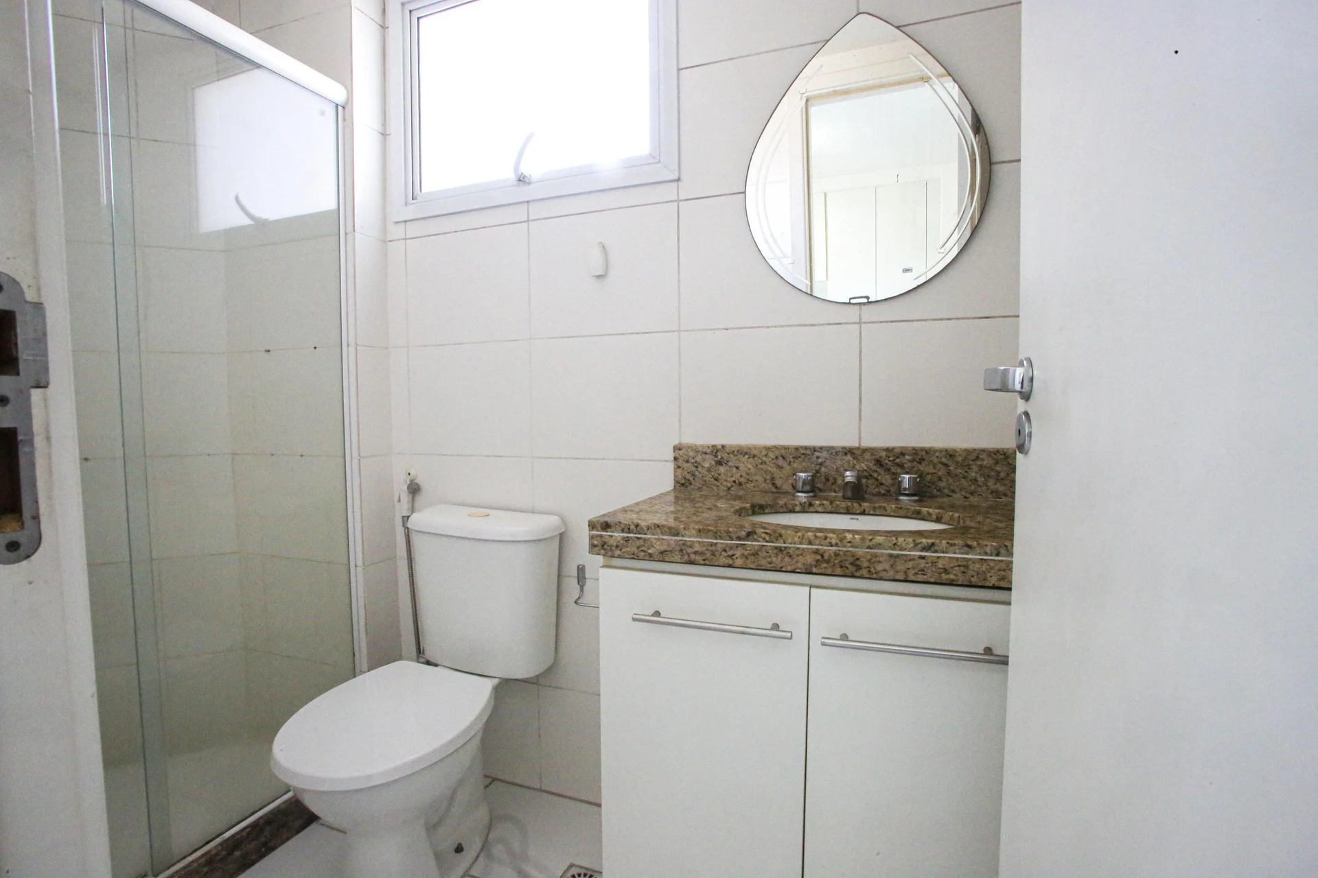 Glass-enclosed balcony in a 3-bedroom apartment, 131 m² — photo 12