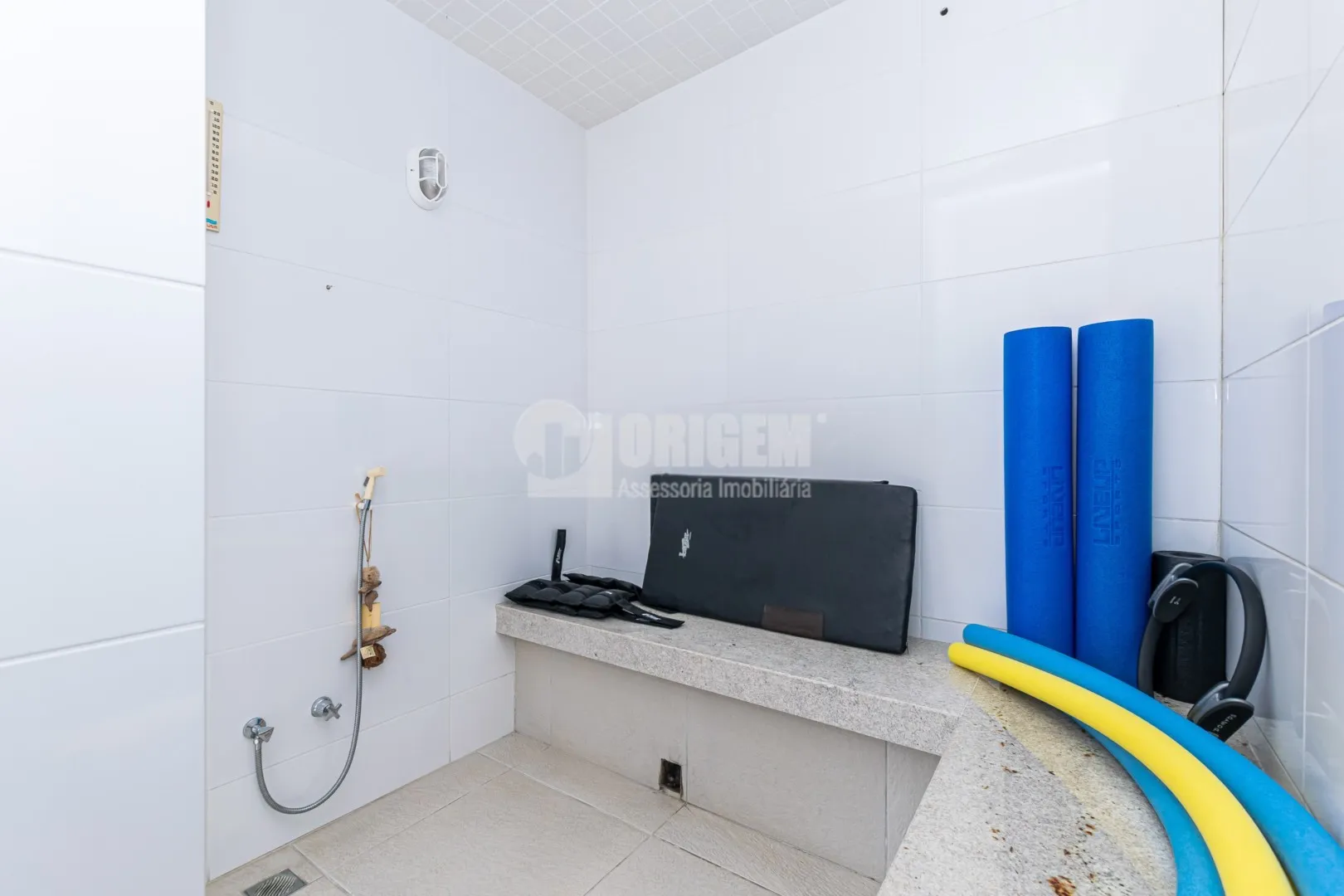 589 m² house with a bathtub and a water view — photo 74