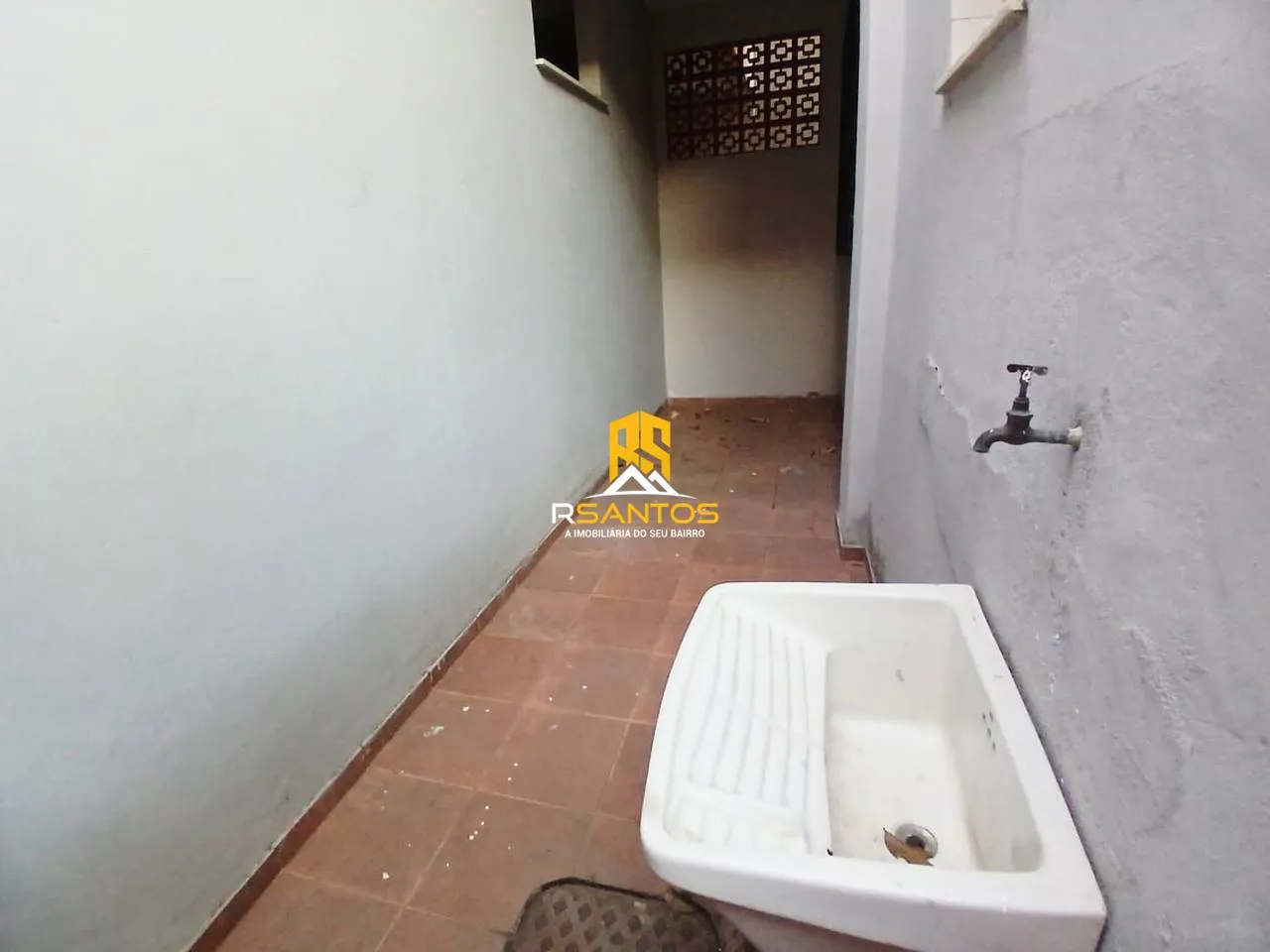 2-bedroom house with a bathtub — photo 16