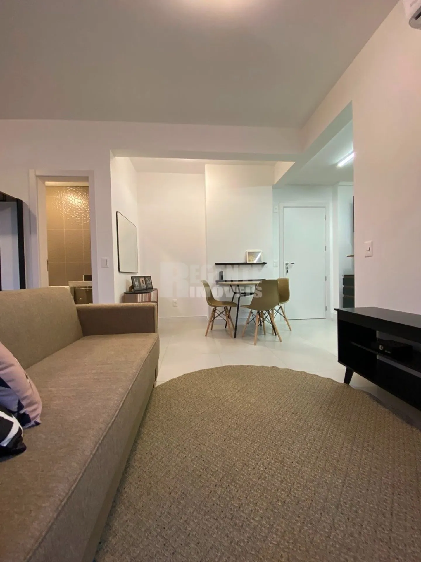One-bedroom apartment in a building with a gym — photo 8