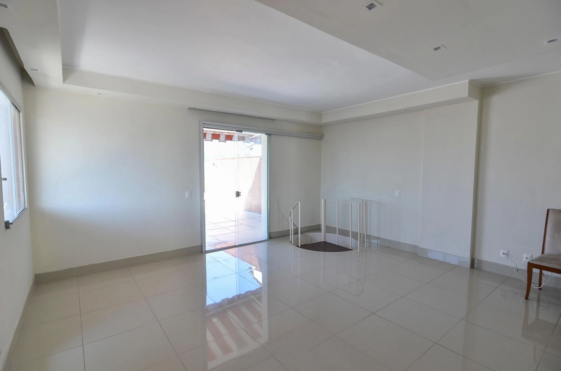 Unfurnished apartment with 3 bedrooms and 2 parking spots — photo 27