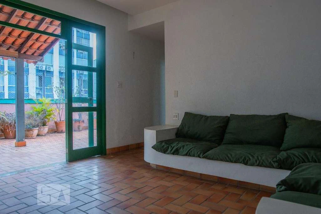 225 m² apartment with 4 bedrooms and a balcony