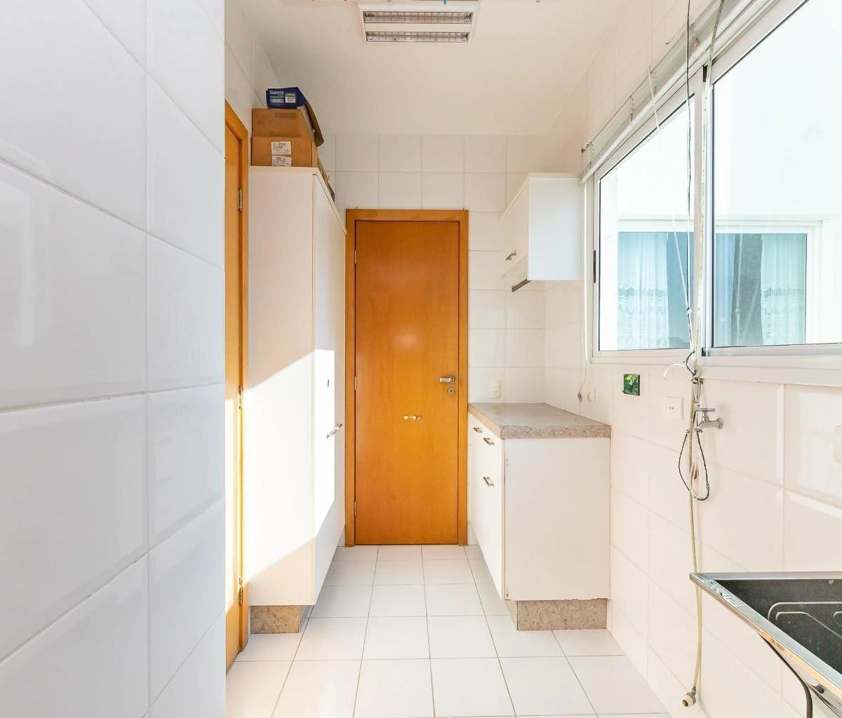 4-bedroom apartment with a home office in Curitiba — photo 19
