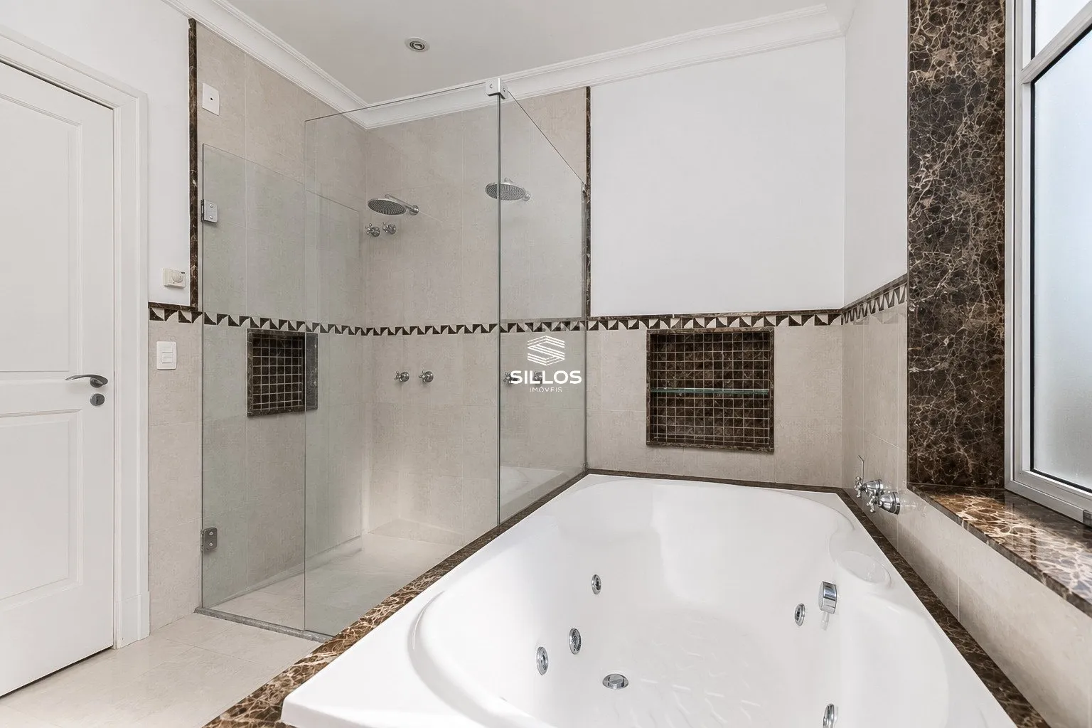 Rental house with 4 en-suite bedrooms and 7 baths — photo 47