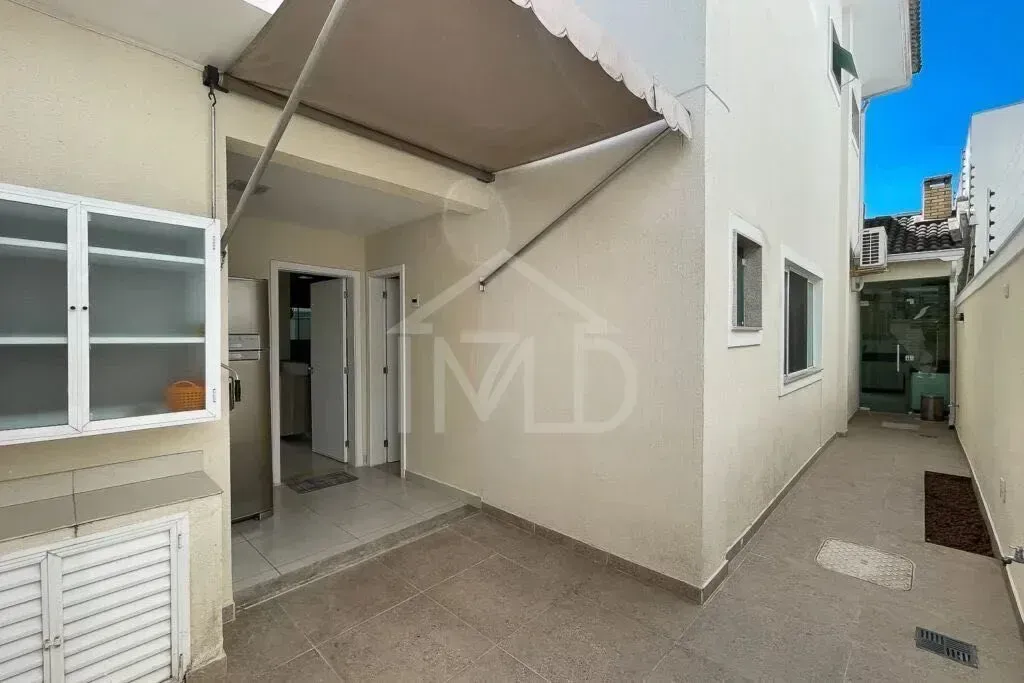 House with 4 bedrooms and an open-plan gas kitchen — photo 6