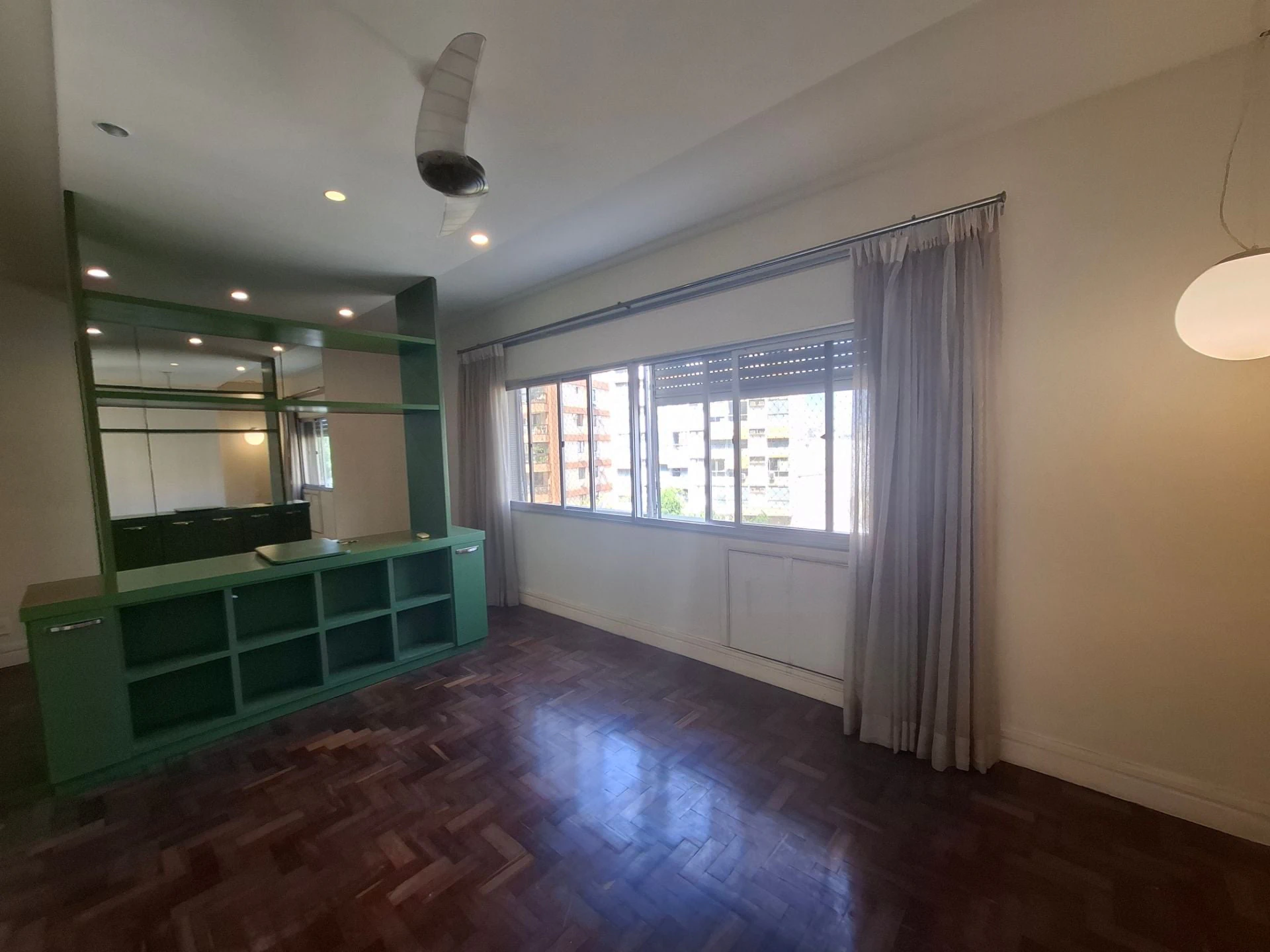 Floor-to-ceiling windows in a 3-bedroom apartment, 150 m² — photo 21
