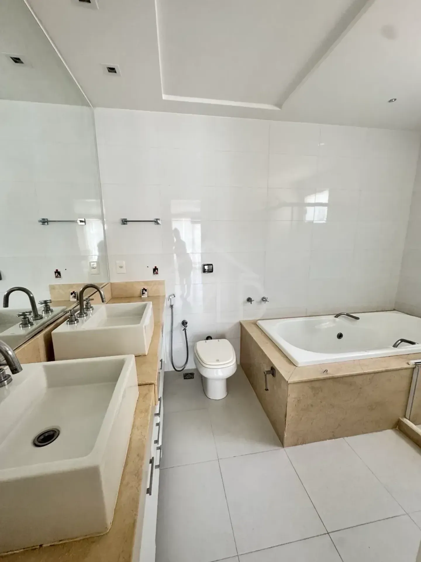 House 390 m² with 5 bedrooms and an open-plan kitchen — photo 32