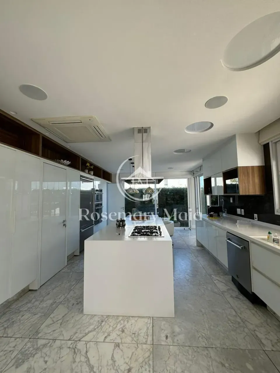 Furnished 1700 m² house with 5 bedrooms and open-plan kitchen