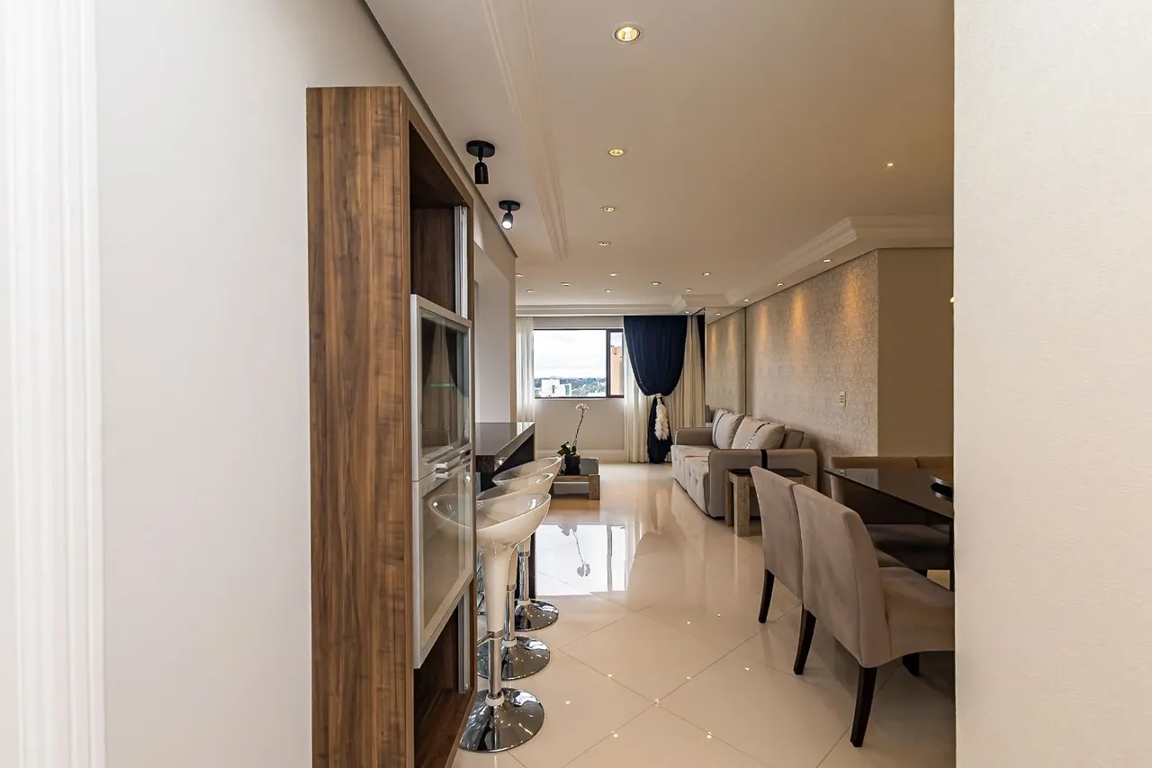 Balcony with a grill in a 4-bedroom apartment, 119 m²