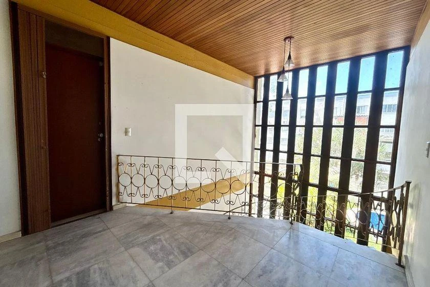 4-bedroom house with a bathtub — photo 47