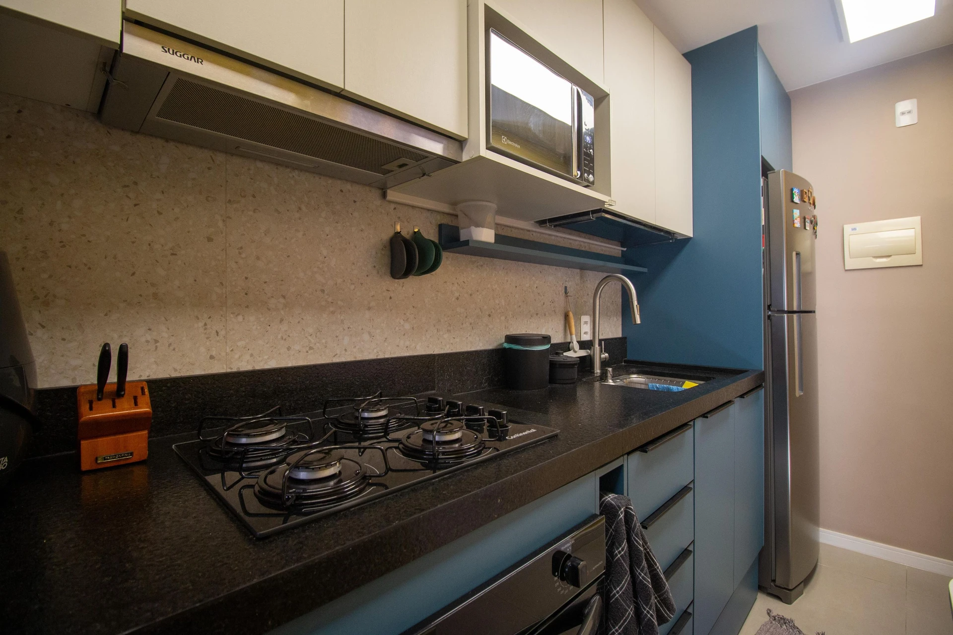 One-bedroom apartment in a building with a gym — photo 11