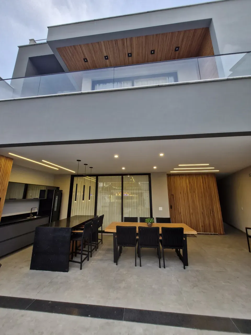 Furnished triplex house with open-plan kitchen and 490 m² — photo 2