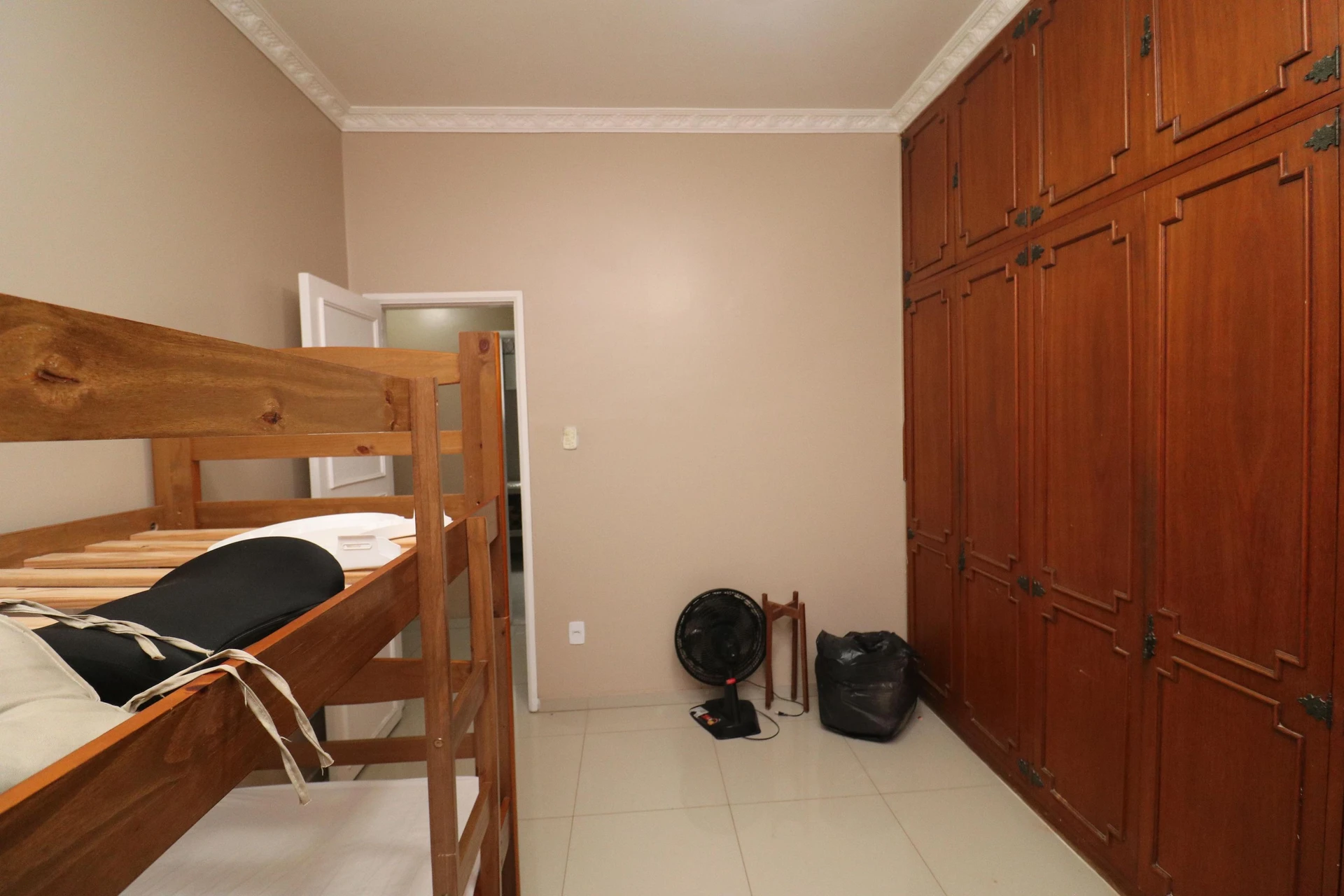 10-bedroom house with a bathtub in Rio de Janeiro — photo 124