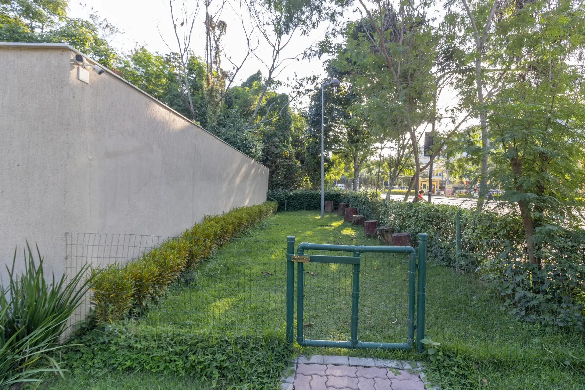 Casa mobiliada com 2 quartos e piscina no condomínio