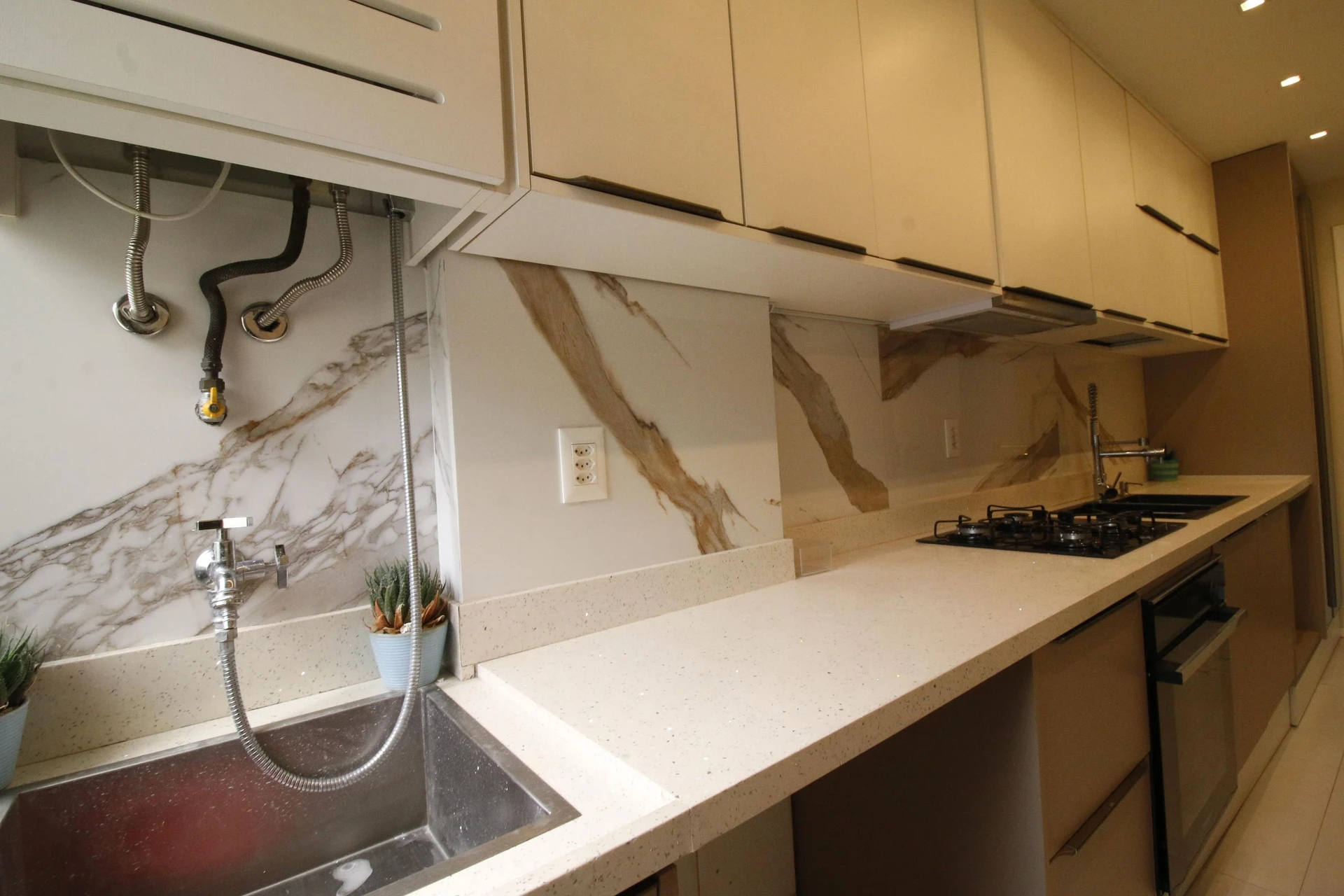 Walk-in closet in a 2-bedroom apartment, 90 m² — photo 17