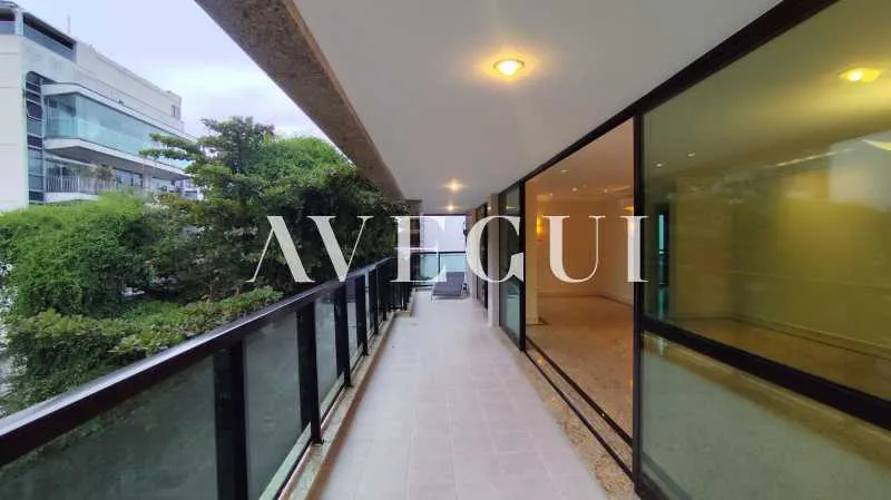 165 m² apartment with 3 bedrooms, 5 baths, and balcony — photo 15