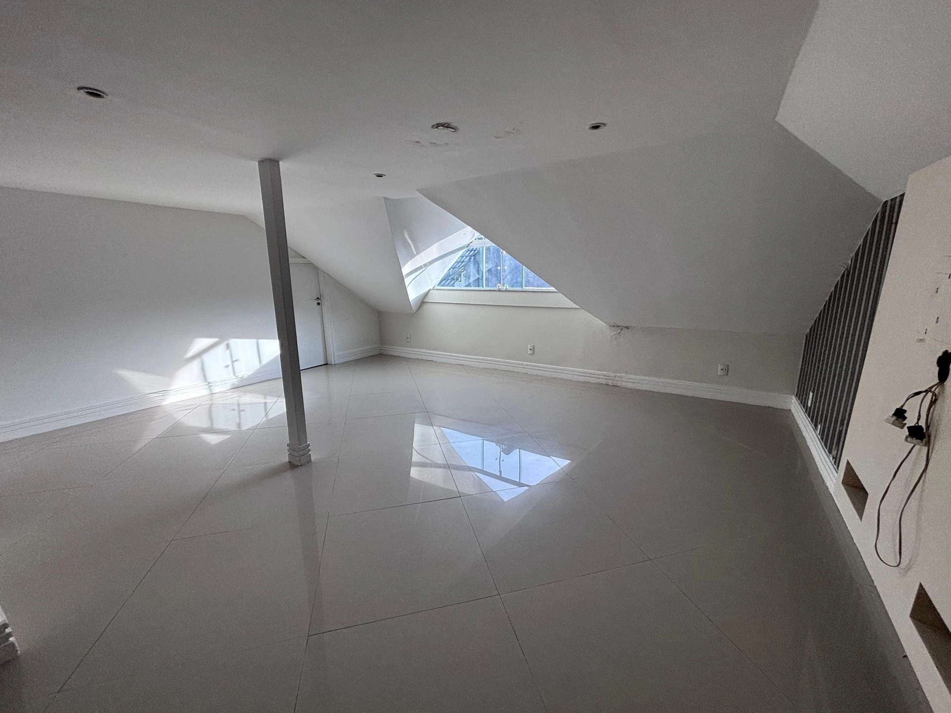 Condo house with 6 bedrooms and a balcony grill — photo 101