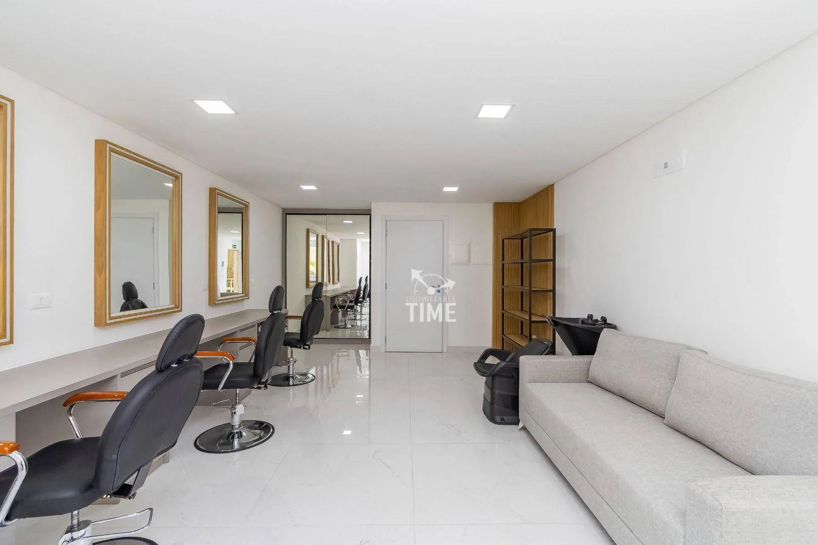 Balcony with a grill in a 3-bedroom apartment, 107 m² — photo 75