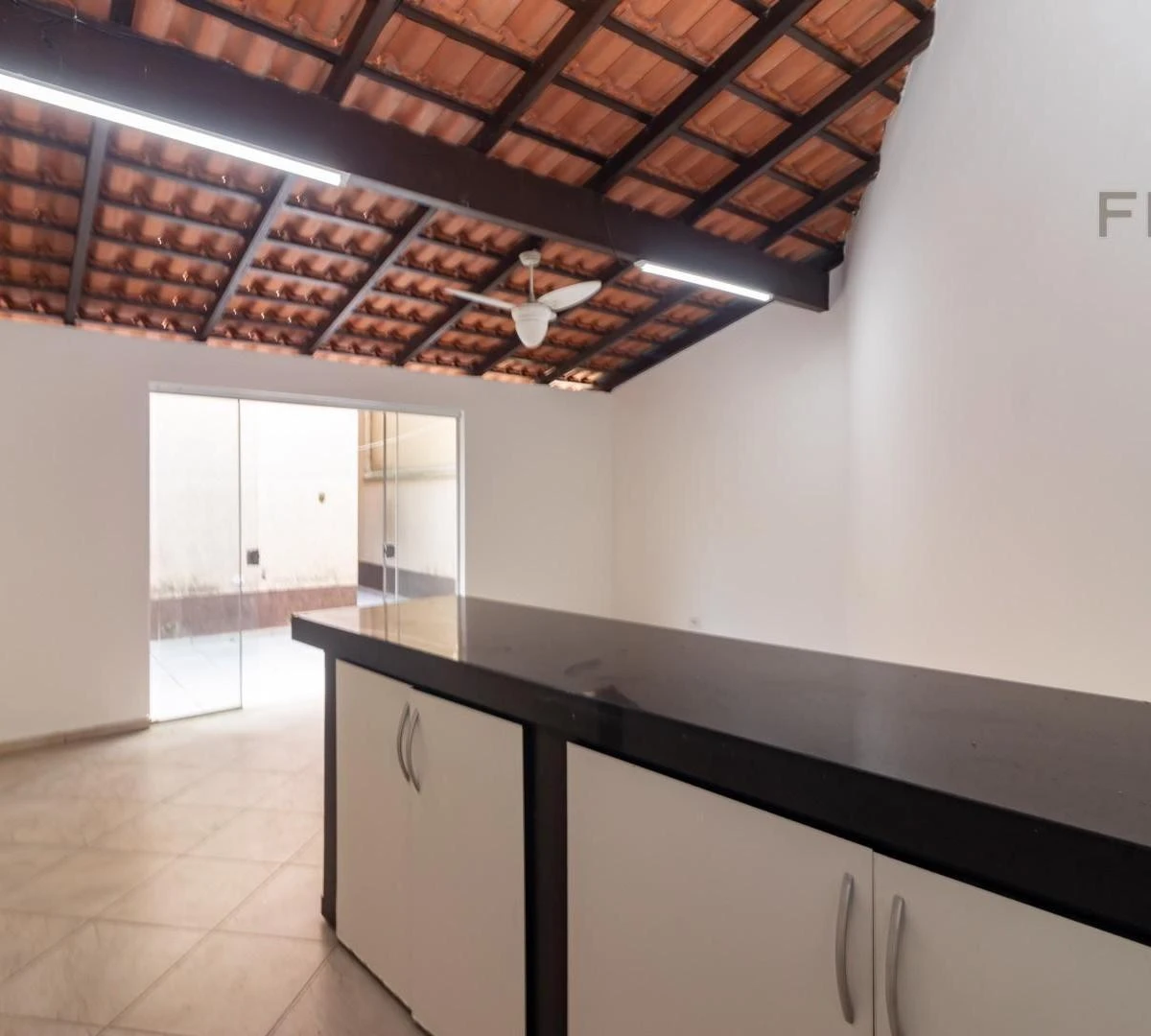 4-bedroom house with a bathtub in Curitiba — photo 30