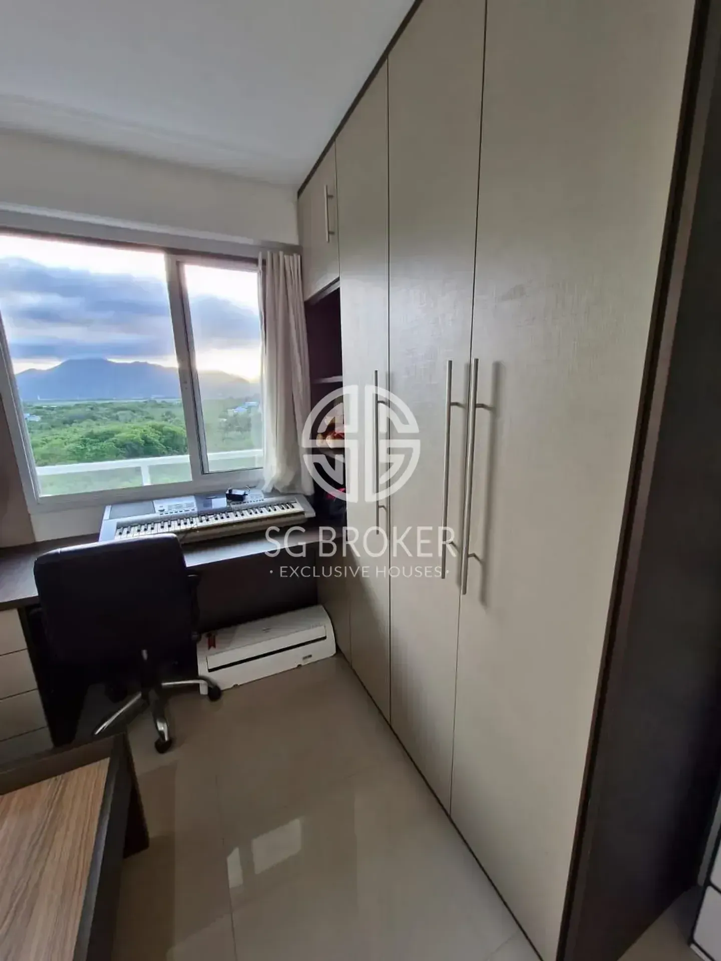 Glass-enclosed balcony in a 3-bedroom apartment, 91 m² — photo 12