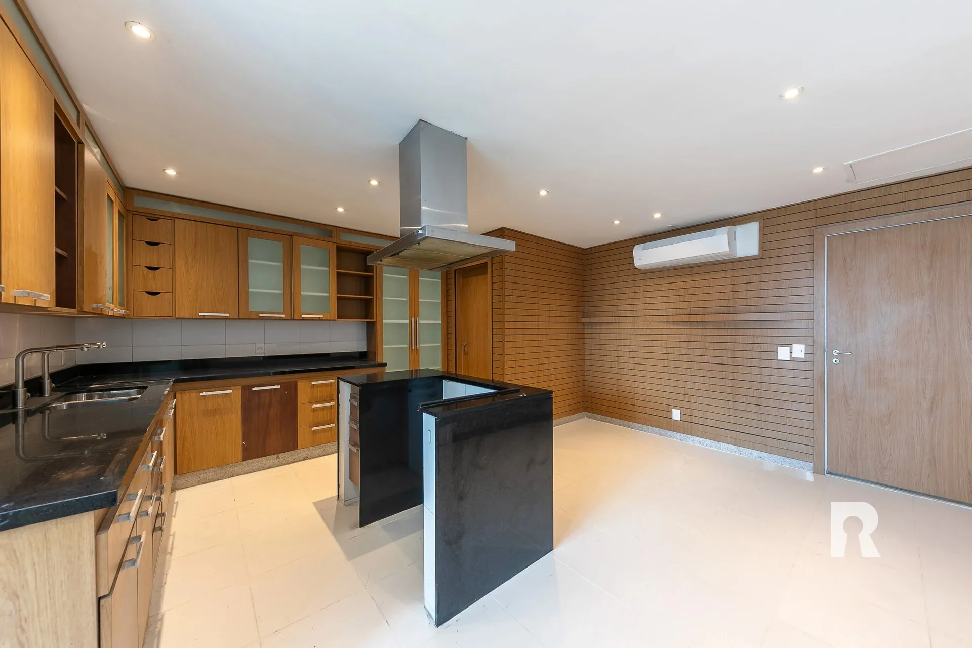 4-bedroom, 5-bath apartment with a balcony — photo 27