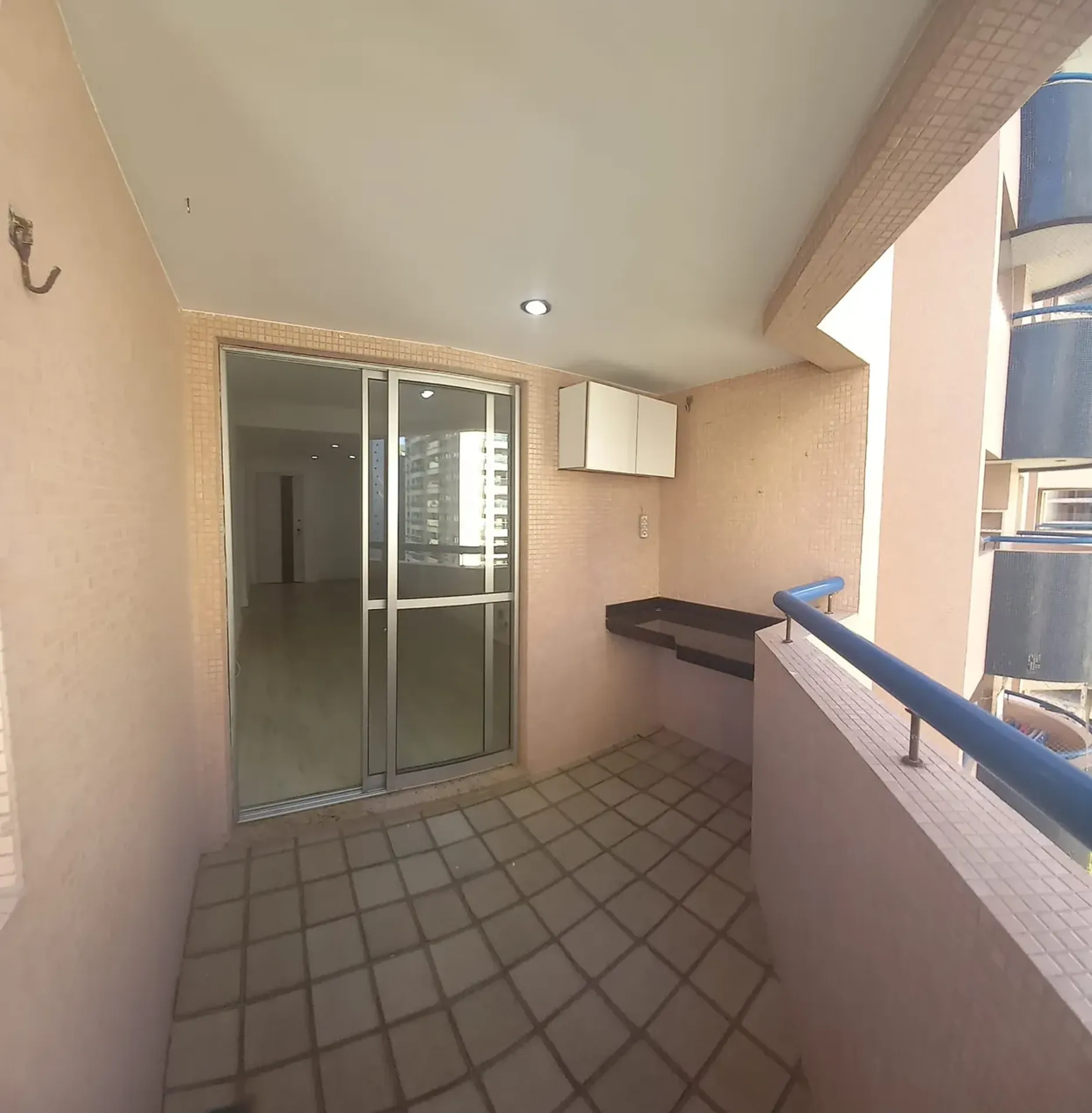Apartment on the 10th floor with a grill on the balcony — photo 20