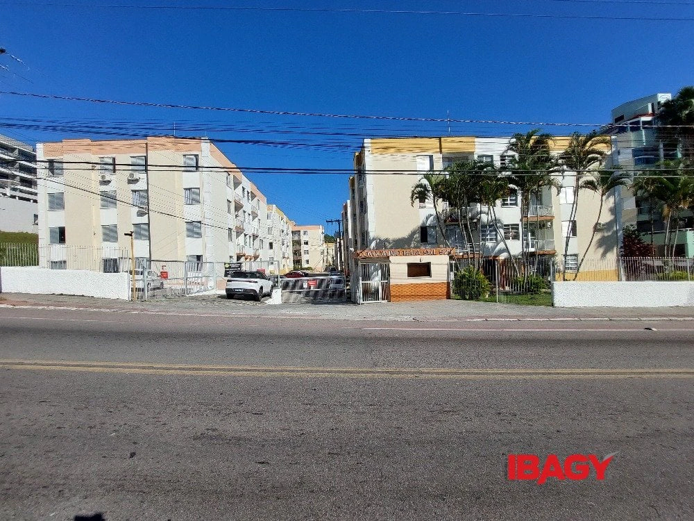 2-bedroom apartment with a water view — photo 2