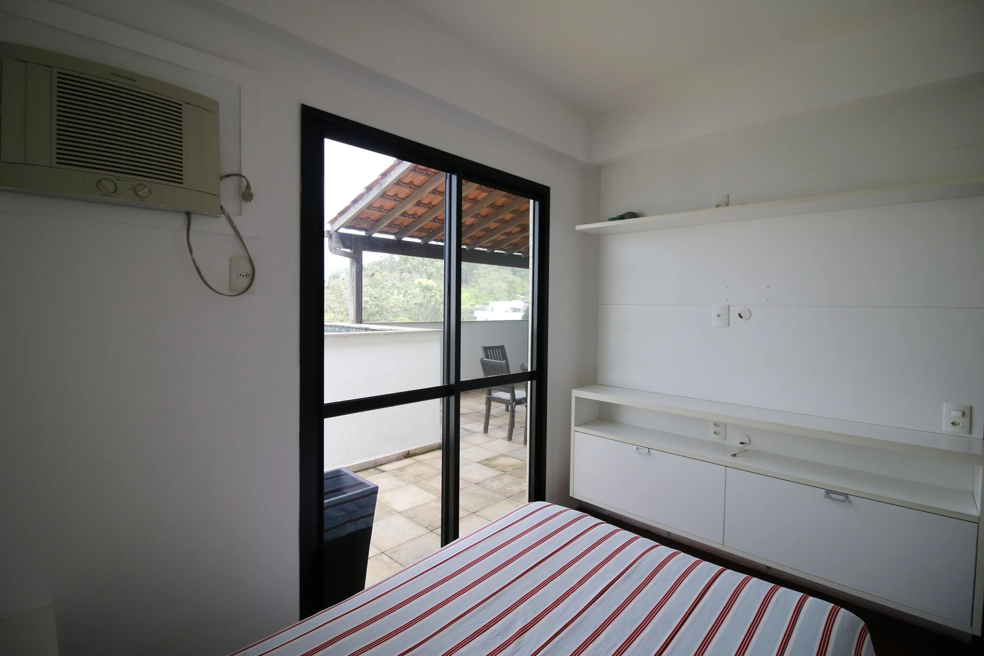 Balcony with a grill in a 4-bedroom apartment, 172 m² — photo 29